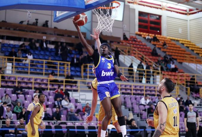 Μπάσκετ: Διαιτητές και Φραντσίσκο απέκλεισαν την ΑΕΚ και «έστειλαν» το Περιστέρι στον τελικό!