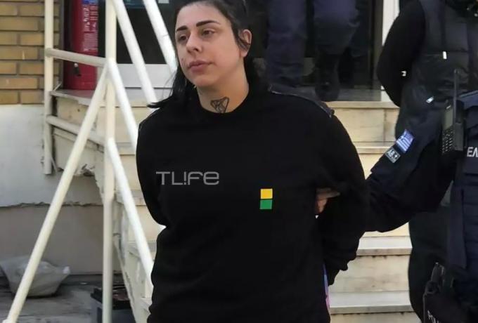 Σούπερ Κική: Οι πρώτες φωτογραφίες με χειροπέδες μετά την κράτησή της στη φυλακή