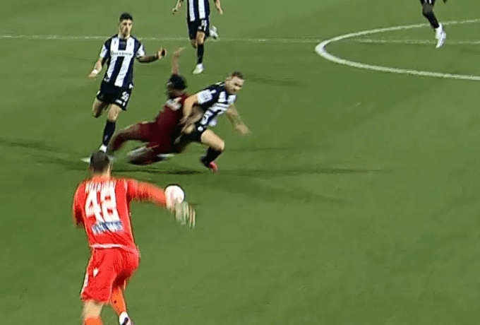 Καραλής: «Πριν τρελαθούμε τελείως… Αν αυτό ΔΕΝ είναι φάουλ και αποβολή…» (pic)