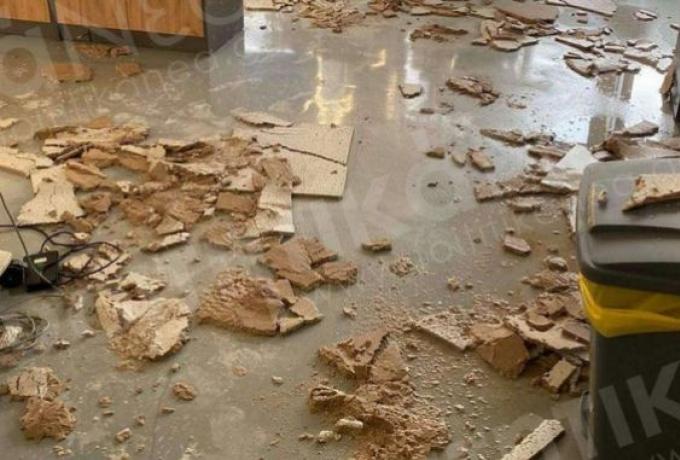 Ιδρύματα ρημάδια – Κατέρρευσε οροφή στο κτίριο της Οδοντιατρικής του ΑΠΘ (pics & vid)