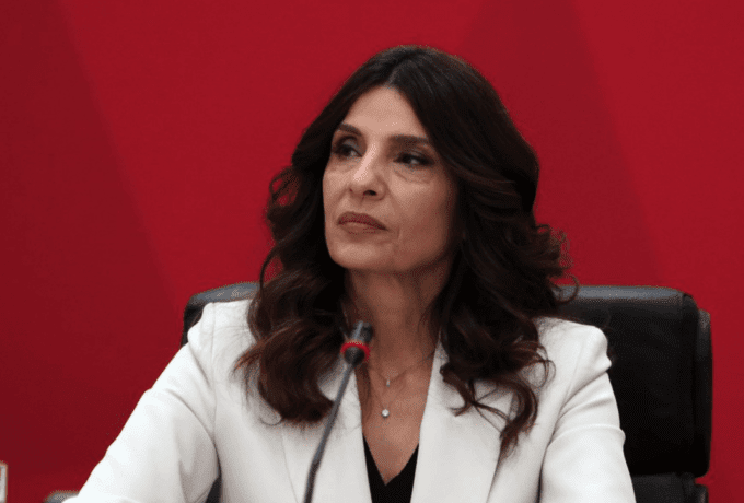 Τσαπανίδου σε Οικονόμου: «Αντί να μιλά αόριστα, να ορίσει σήμερα κιόλας ημερομηνία για εκλογές και debate»