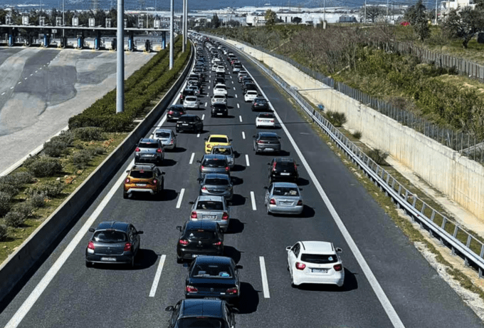Ξεκίνησε η μεγάλη έξοδος για το τριήμερο: «Ουρές» σε Αττική Οδό, Κηφισό και Κηφισίας