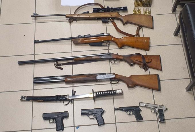 Οπλοστάσιο βγαλμένο από ταινία εντοπίστηκε στην Πέλλα – Συνελήφθησαν δύο άτομα (pics)