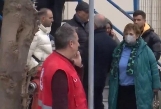 Συγκλονιστικές στιγμές στο νοσοκομείο Λάρισας: Συγγενείς περιμένουν στα σκαλιά, ενώ μεταφέρονται πτώματα από τα Τέμπη