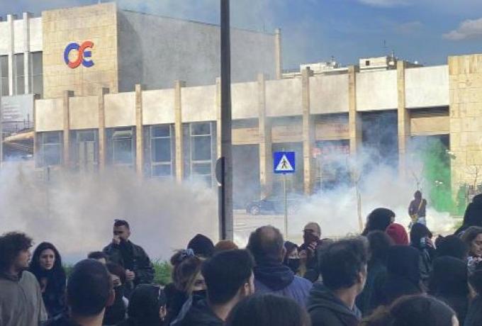 Θεσσαλονίκη: Πεδίο μάχης έξω από τον ΟΣΕ – Πετροπόλεμος και χημικά από την αστυνομία