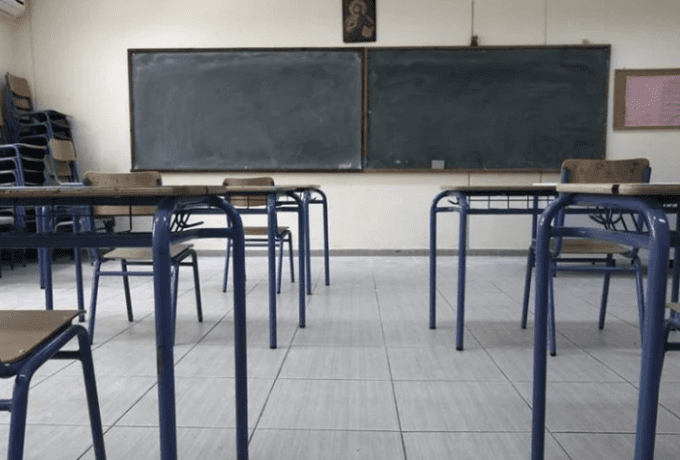 Καθηγητής με περίεργες παιδαγωγικές μεθόδους έβρισε και χαστούκισε μαθητή μέσα σε φροντιστήριο