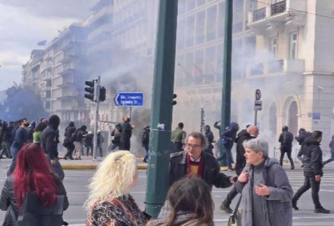 Επεισόδια στο Σύνταγμα στην πορεία για τα Τέμπη: Μολότοφ, πέτρες και χημικά
