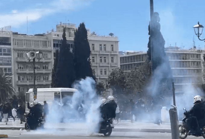 Αστυνομία σε ρόλο… χούλιγκαν στο Σύνταγμα: Πετούσαν κρότου λάμψης μέσα στον κόσμο! (vid)