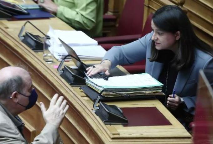 Χαμός στη Βουλή με Φίλη & Κεραμέως: «Υπεύθυνη η κυβέρνηση για δολοφονία μαθητών» – «Ντροπή σας»