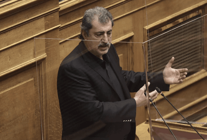 Ο Παύλος Πολάκης πανηγυρίζει για την απόσυρση της Σοφίας Νικολάου και την παρομοιάζει με σμέρνα