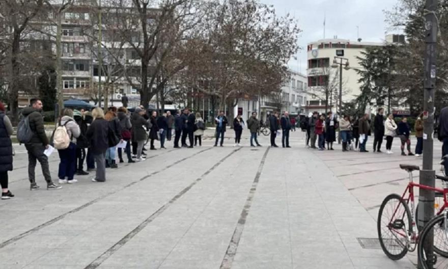 Λάρισα: Μεγάλη η συμμετοχή του κόσμου για προσφορά αίματος στους τραυματίες της τραγωδίας στα Τέμπη