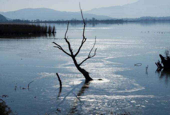 Ιωάννινα: Επιχειρηματίας έβαλε να ρίξουν στη λίμνη την έγκυο σύντροφό του για να αποβάλει