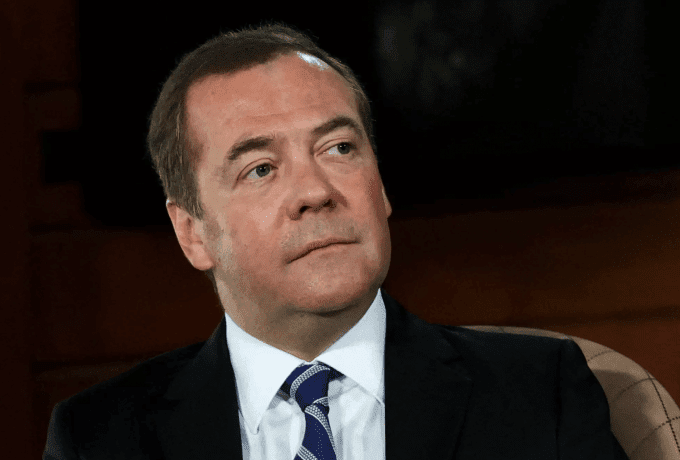 Ο Μεντβέντεφ παρομοίασε με χαρτί υγείας το ένταλμα σύλληψης του Πούτιν