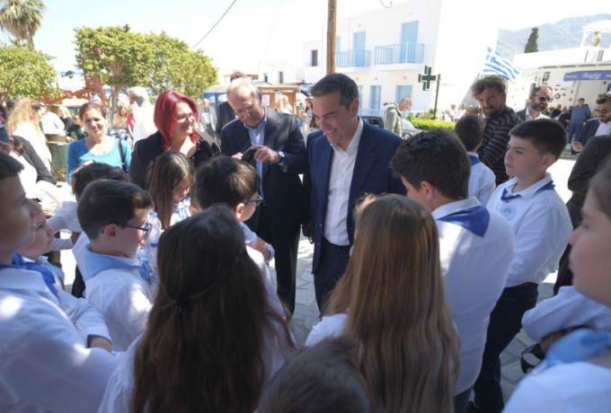 Τσίπρας σε μαθητές σχολείου στην Τήλο: «Καλά όλοι ΑΕΚ είστε εδώ; Θα πάρετε πρωτάθλημα φέτος;» (vid)