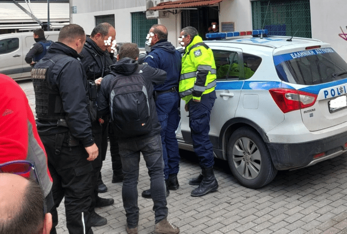 Λάρισα: Ένταση στο Δικαστικό Μέγαρο – Προσαγωγές δημοσιογράφων έπειτα από μήνυση δικηγόρου