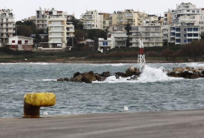 Αυτοκίνητο έπεσε στο λιμάνι του Πειραιά – Ανασύρθηκε ζωντανός ο οδηγός