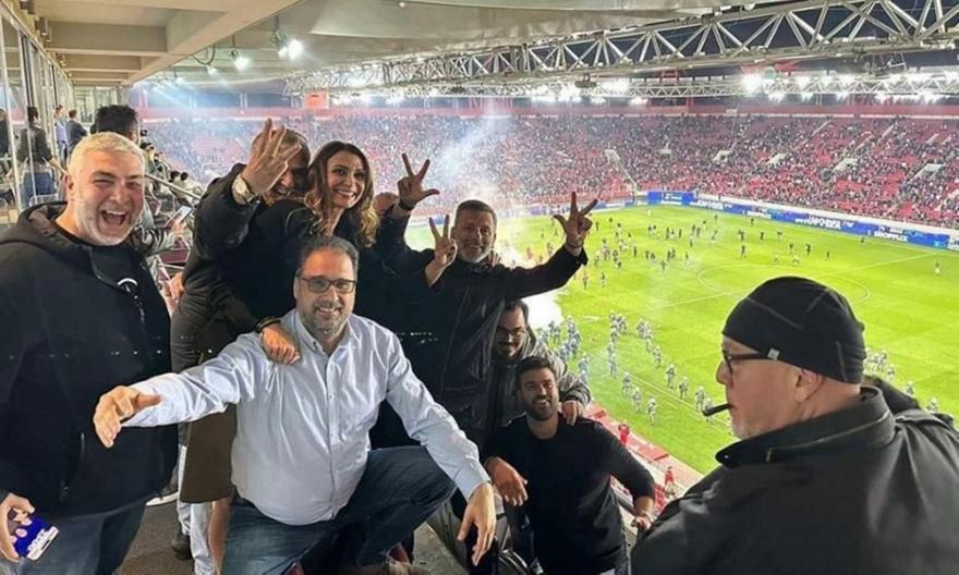 Η πανηγυρική φωτογραφία της αποστολής της ΑΕΚ στο «Γ. Καραϊσκάκης» την ώρα του ντου