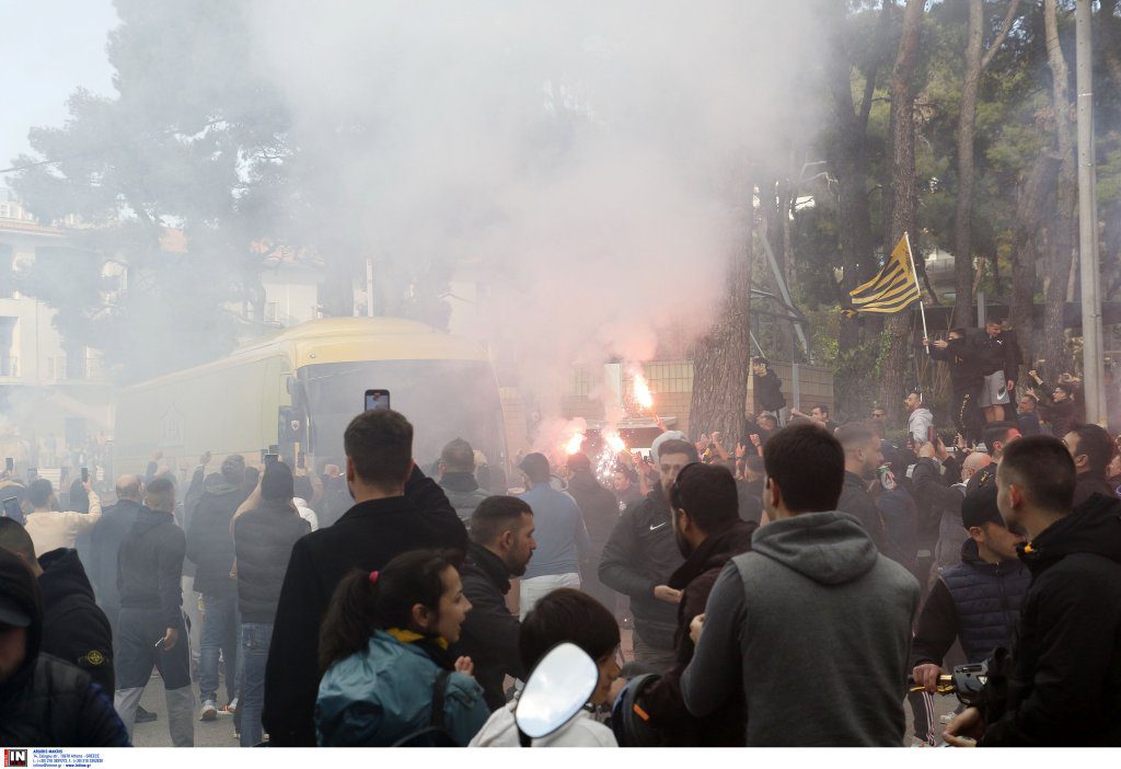 Βίντεο: Ο λαός της ΑΕΚ στο ξενοδοχείο και η… πομπή προς το Φάληρο!