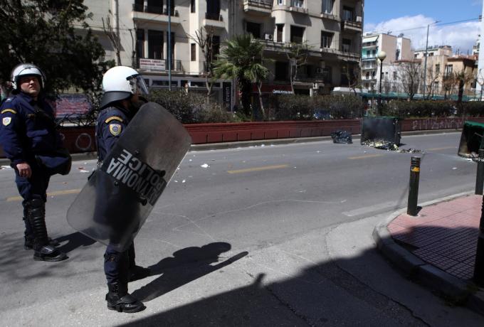 Συνελήφθη ο αστυνομικός που πυροβόλησε στον αέρα έξω από τη ΑΣΟΕΕ