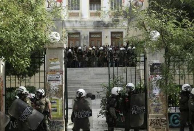 Επεισόδια έξω από την ΑΣΟΕΕ – Αστυνομικός έβγαλε το όπλο του και πυροβόλησε στον αέρα
