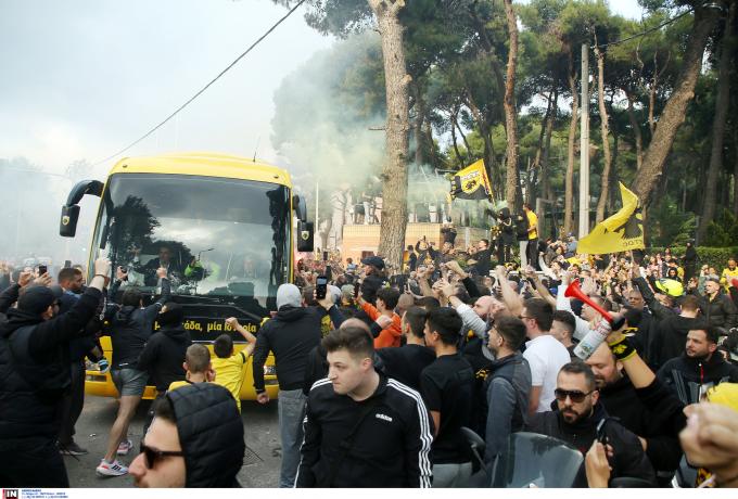 Ανεπανάληπτο: Το πούλμαν της ΑΕΚ βρίσκεται ακόμα στην Κηφισιά (pics)