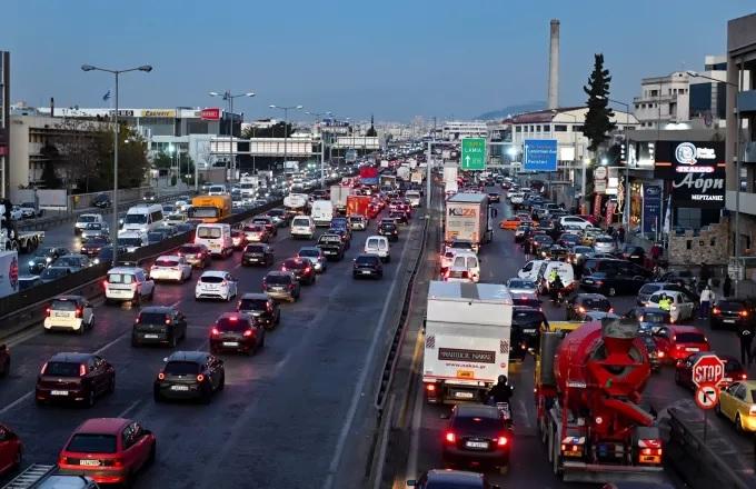 Επιστροφή εκδρομέων: Ουρές και καθυστερήσεις σε Ισθμό, Κινέτα, Μέγαρα και Κηφισό