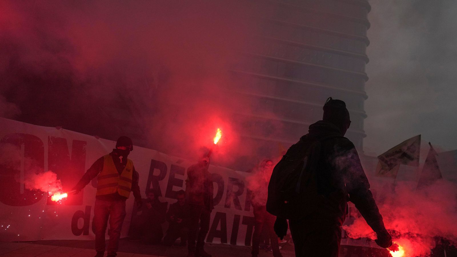 Γαλλία: Διαδηλωτές εισέβαλαν στο κτίριο του Χρηματιστηρίου