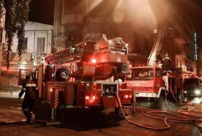 Αθήνα: Στις φλόγες διαμέρισμα κοντά στην πλατεία Αμερικής