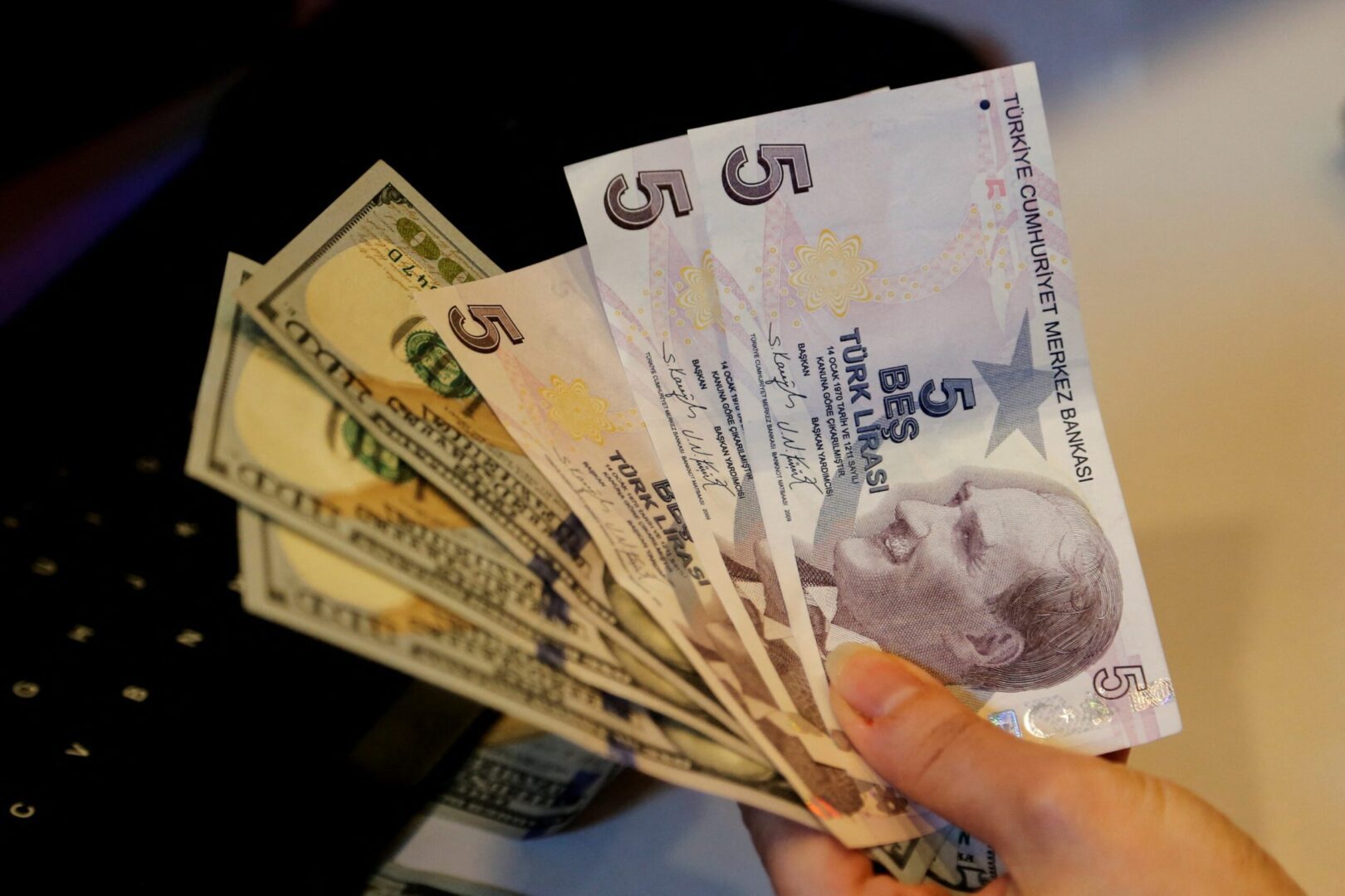 Τουρκία: Σε νέο χαμηλό ρεκόρ υποχώρησε η τουρκική λίρα