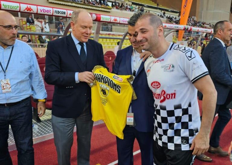 Ο Γιώργος Μελισσανίδης έδωσε μπλούζα της ΑΕΚ στον πρίγκιπα Αλβέρτο! (pic)