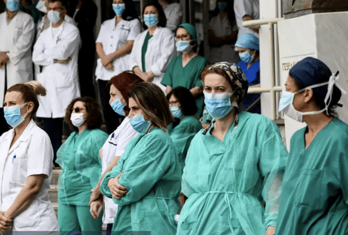 Έρχονται γιατροί… πολλών ταχυτήτων μέσα στο ΕΣΥ: Τι θα αλλάξει στις εργασιακές σχέσεις μετά τις εκλογές