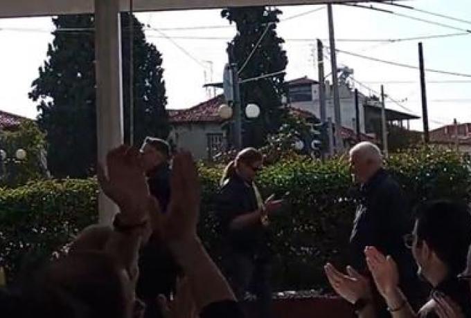 ΑΕΚ: Αποθεώθηκε ο Μελισσανίδης σε βόλτα του σε καφετέριες κοντά στην OPAP Arena