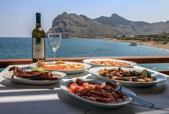 Απίστευτο σκηνικό στη Μύκονο – Πήγε να φάει σε ταβέρνα και κλήθηκε να πληρώσει και τα χρέη του ιδιοκτήτη στο Δημόσιο