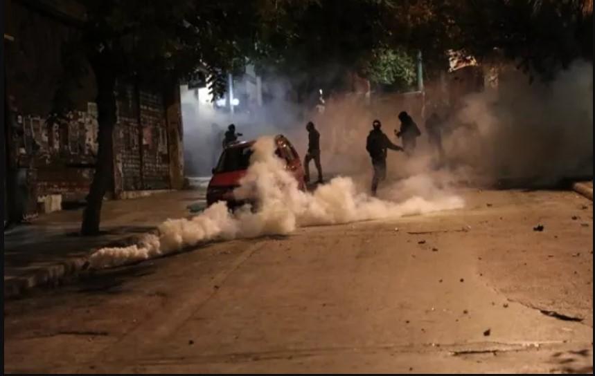 Διπλή επίθεση με μολότοφ κατά αστυνομικών το βράδυ στα Εξάρχεια!