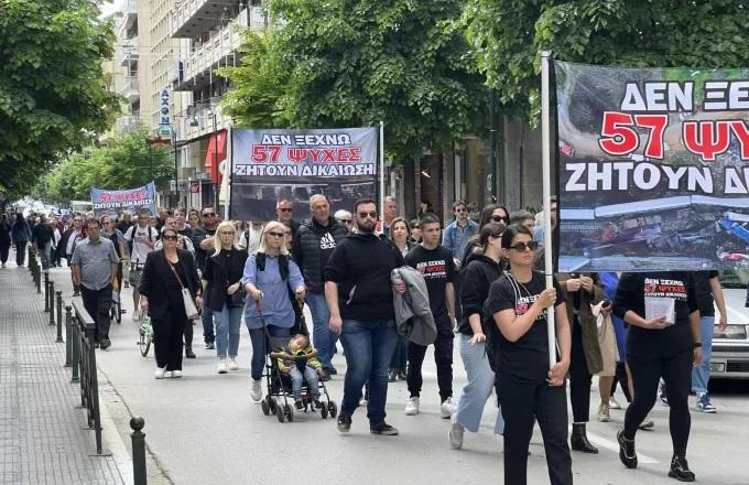 «Δεν ξεχνώ – 57 ψυχές ζητούν δικαίωση»: Πορεία συγγενών των θυμάτων του δυστυχήματος στα Τέμπη