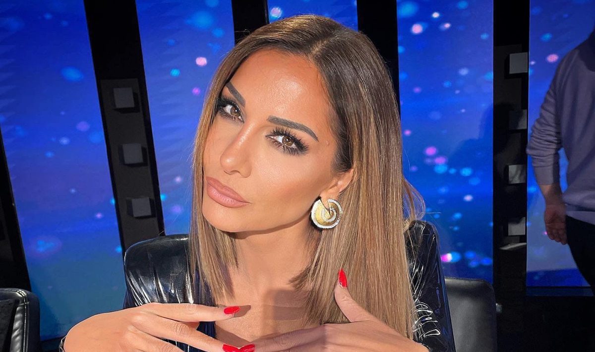 Βανδή: Ποια η σχέση του στιλάτου look της με τη νέα σύντροφο του Ντέμη Νικολαΐδη;