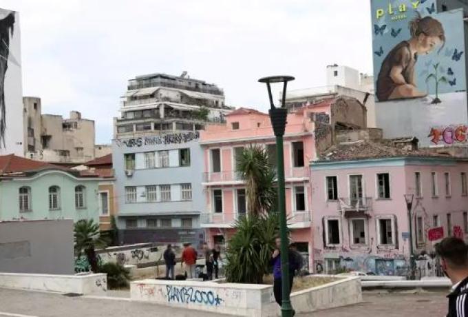 Κομμένο λουρί και σύριγγες – Τι βρέθηκε στη Βαρβάκειο και τα σενάρια που εξετάζονται για τη δολοφονία γυναίκας
