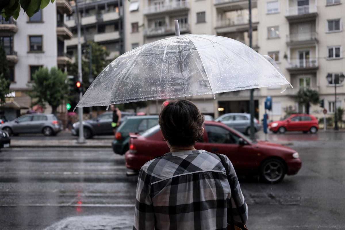 Καιρός: Με σύννεφα σκόνης, μπόρες, βροχές και καταιγίδες το Σαββατοκύριακο