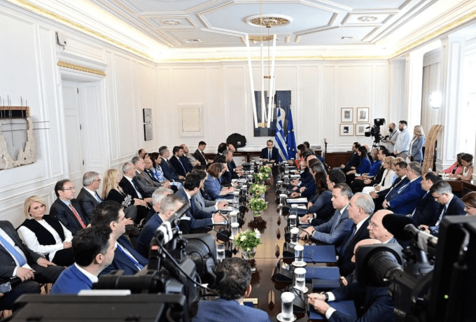 Μητσοτάκης στο υπουργικό: «Να είναι η 4ετία της αποτελεσματικότητας και των αλμάτων» – Τι περιλαμβάνουν οι μπλε φάκελοι