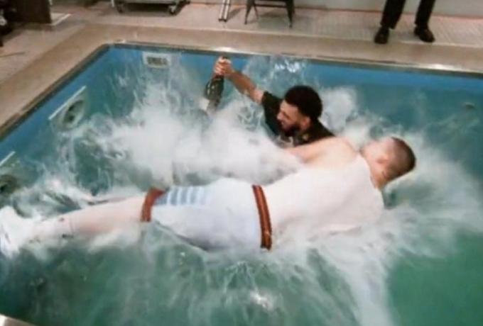 Πέταξαν τον Γιόκιτς στην πισίνα!