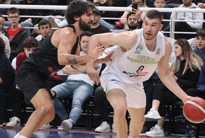 Αποθέωσε Ρογκαβόπουλο ο Κασιμίρο: «Είναι έτοιμος για το ισπανικό πρωτάθλημα»