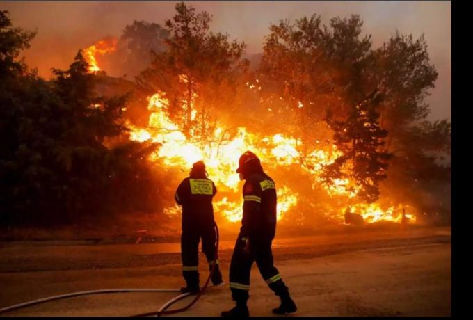 Συναγερμός για φωτιά στο Λουτράκι – Ρίψεις στο μέτωπο από ελικόπτερα και αεροσκάφη της πυροσβεστικής
