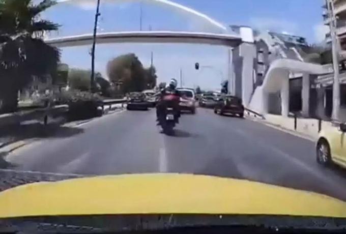 Οδηγός ταξί μετέφερε τουρίστα με καρδιακό επεισόδιο από την παραλιακή στο Ωνάσειο σε χρόνο ρεκόρ