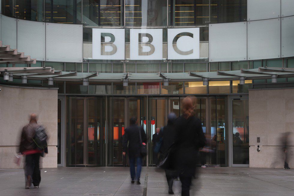 Βρετανία – BBC: Παρουσιαστής κατηγορείται ότι έδινε χρήματα σε ανήλικο για να του στέλνει γυμνές φωτογραφίες