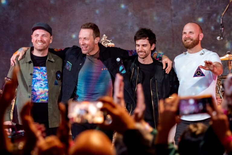 Οι Coldplay έρχονται στην Ελλάδα – Όλα όσα πρέπει να ξέρεις για τον Chris Martin και την μπάντα του