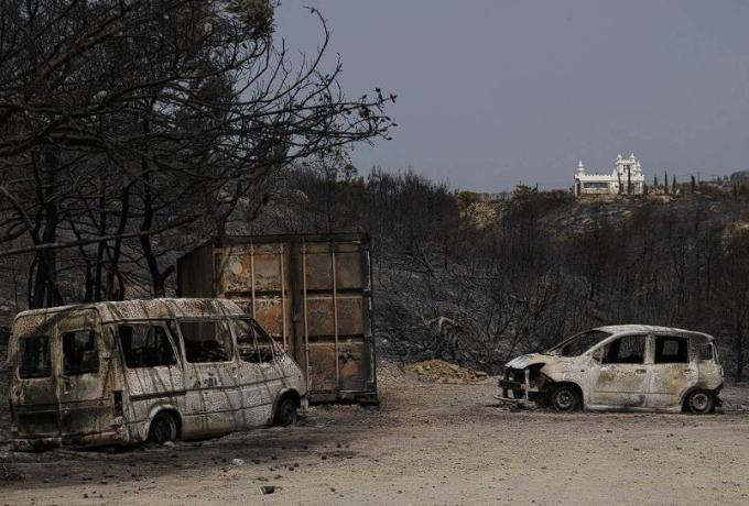 Φωτιά στη Ρόδο: Αίρεται ο κίνδυνος για 3 οικισμούς – Επιστρέφουν οι κάτοικοι στα σπίτια τους