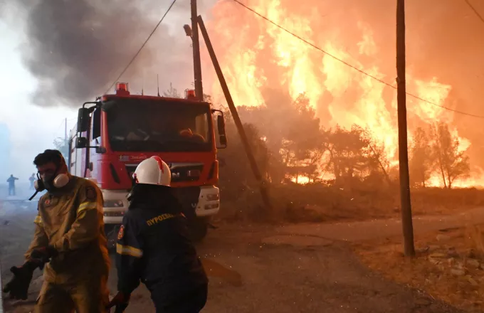 Ανεξέλεγκτη η φωτιά στη Φυλή – Καίγονται σπίτια – Εγκαταλείπουν την περιοχή οι κάτοικοι – Συγκλονιστικές εικόνες