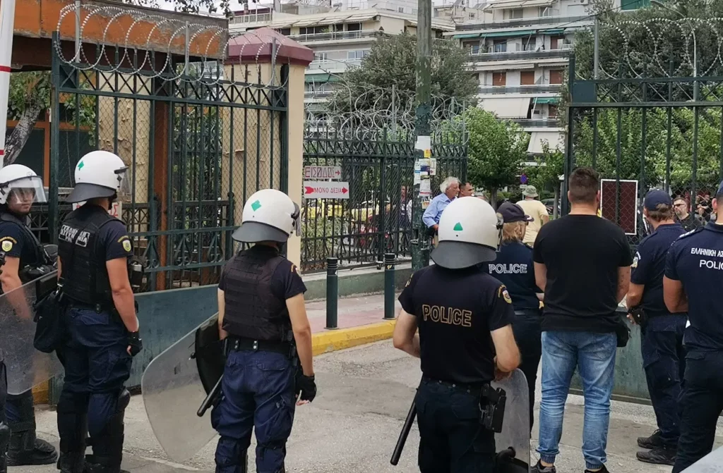 Ένταση στην Ευελπίδων από οργισμένους φίλους της ΑΕΚ