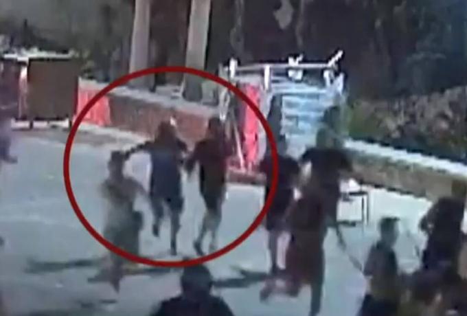 Φίλος Μιχάλη με την κόκκινη μπλούζα: «Τρέχαμε για ν’ αποφύγουμε τον χούλιγκαν, έχω σπασμένο χέρι και πόδι»