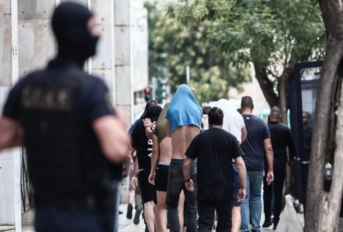 Νέα Φιλαδέλφεια: Τουλάχιστον 30 Έλληνες διαφεύγουν της σύλληψης